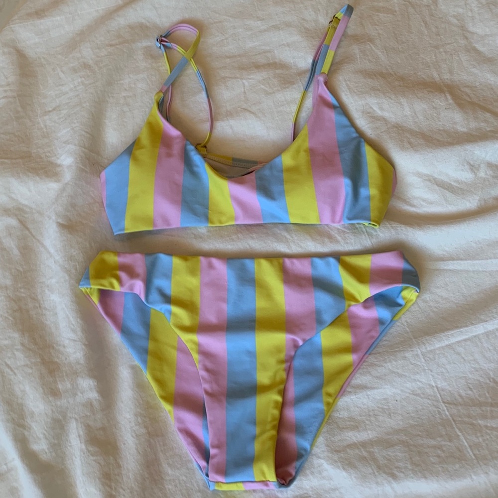 ✨3/$25✨ROMWE Striped Bikini - Picture 2 of 5